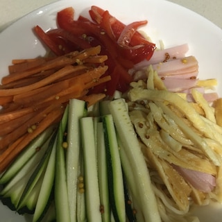 ズッキーニとパプリカ入り冷麺